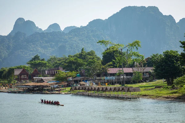 Villaggio e montagna a Vang Vieng, Laos e Nam Song rive, Lao — Foto Stock