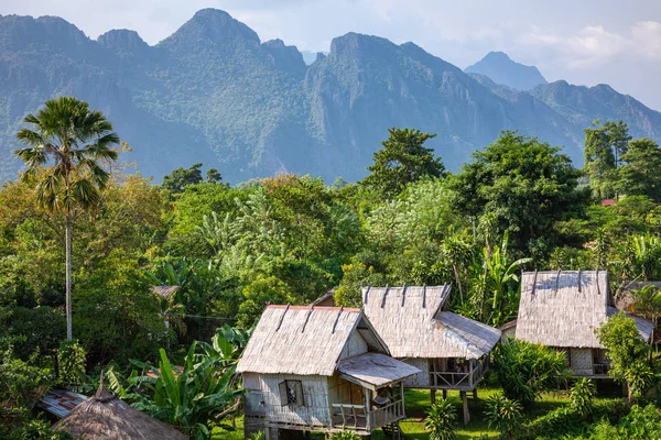 Dorf und Berg in Vang Veng, Laos Südostasien. — Stockfoto