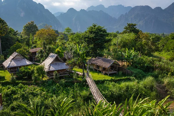 Village och berg i Vang Vieng, Laos Sydostasien. — Stockfoto