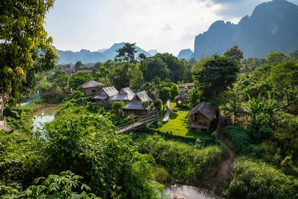 Falu és hegy Vang Vieng, Laosz Délkelet-Ázsia. — Stock Fotó