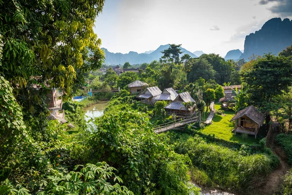 Falu és hegy Vang Vieng, Laosz Délkelet-Ázsia. — Stock Fotó