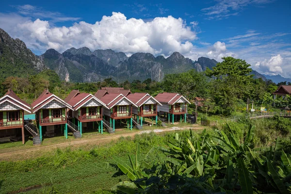 Falu és hegy Vang Vieng, Laosz Délkelet-Ázsia. — Stock Fotó