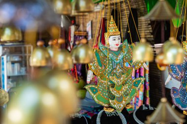 Geleneksel kumaş dekoratif kuklalar gece işaretiyle satılıyor.