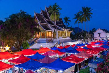 Luang Prabang gece marketi ve Luang Prabang Kraliyet Sarayı veya 