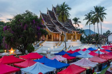 Luang Prabang gece marketi ve Luang Prabang Kraliyet Sarayı veya 