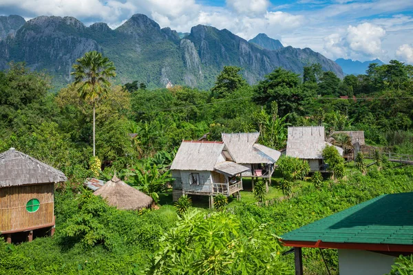 Falu és hegy Vang Vieng, Laosz Délkelet-Ázsia. — Stock Fotó