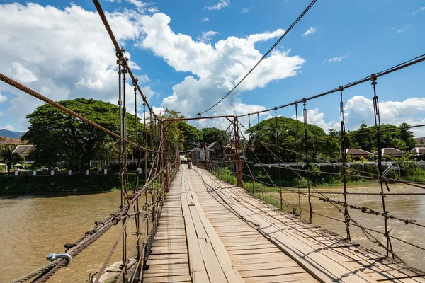 Brücke in Vang Veng, Laos Südostasien. — Stockfoto
