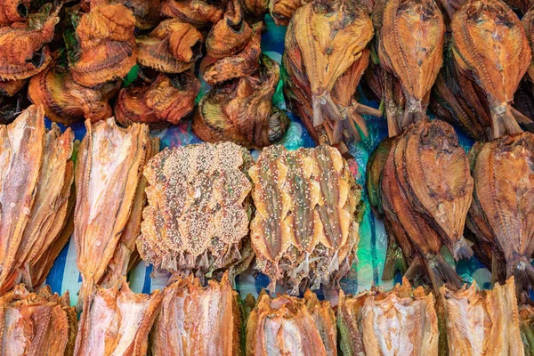 Nan khem nebo sušená voda buvolí kůže a sušené solené ryby prodány — Stock fotografie