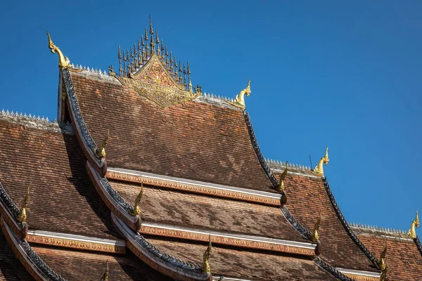 Дах буддійського храму в Луанґпхабанґ (Лаос). — стокове фото