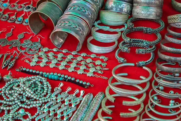 Mercado de recordações em Luang Prabang, no Laos. Obras de arte caseiro por — Fotografia de Stock