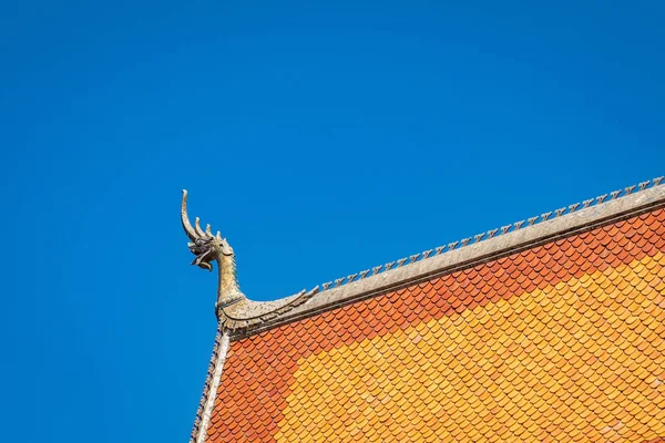 Luang Prabang, Laos 'taki bir Budist tapınağının çatısında. — Stok fotoğraf