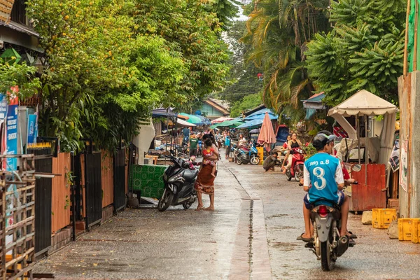 Groenten en fruit op een straatmarkt, laos — Stockfoto