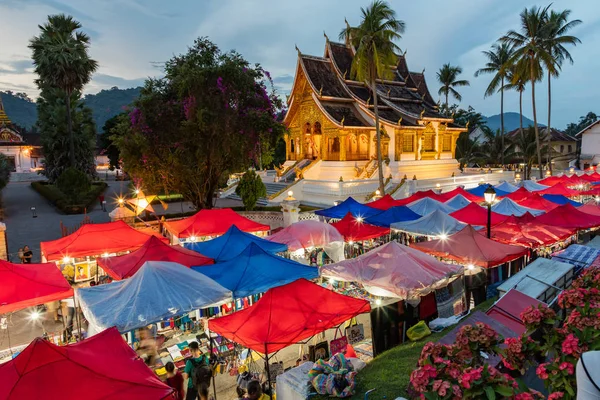 Luang Prabang éjszakai piac és Luang Prabang királyi palotája vagy — Stock Fotó