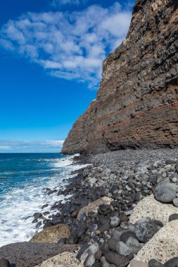 La Palma Adası, Kanarya 'da siyah lav kumu olan Tazacorte plajı. 