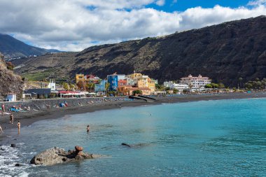 La Palma Adası, Kanarya 'da siyah lav kumu olan Tazacorte plajı. 