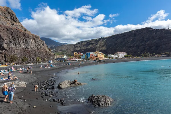 La Palma Adası, Kanarya 'da siyah lav kumu olan Tazacorte plajı. — Stok fotoğraf