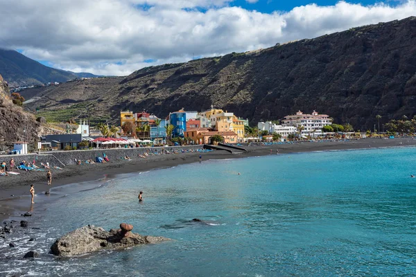 La Palma Adası, Kanarya 'da siyah lav kumu olan Tazacorte plajı. — Stok fotoğraf