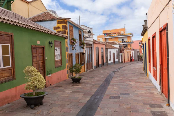 Όμορφα πολύχρωμα δρόμους της παλιάς αποικιακής πόλης στο Los Llanos de — Φωτογραφία Αρχείου