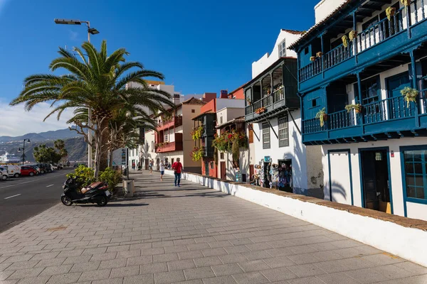 Famous ancient colorful balconies decorated with flowers in La P — 스톡 사진