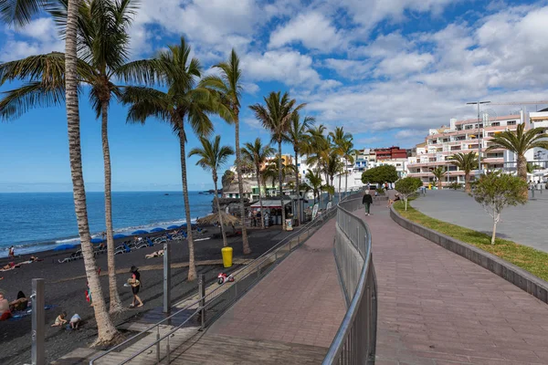 Puerto Naos beach an sunbathing people at beach with black lava — Stock Photo, Image