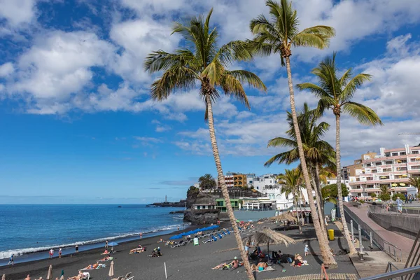 Puerto Naos Strand und Sonnenanbeter am Strand mit schwarzer Lava — Stockfoto