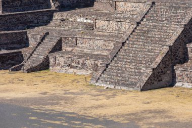 Meksika 'nın Teotihuacan şehrindeki piramitler..