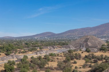 Meksika 'nın Teotihuacan şehrindeki piramitler..