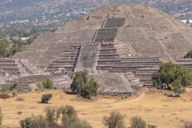 Meksika 'nın Teotihuacan şehrindeki piramitler..