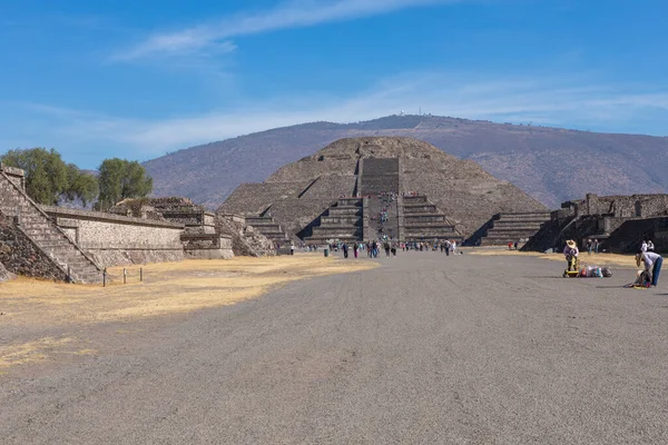 Meksika 'nın Teotihuacan şehrindeki piramitler..