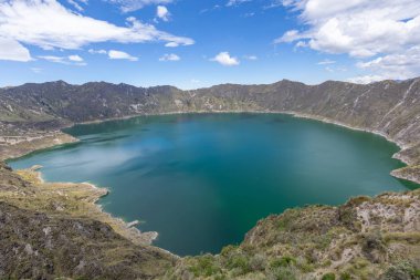 Quilotoa Gölü. Ekvador 'un Quito, Andean bölgesi yakınlarındaki Quilotoa' daki turkuaz volkan kraterinin panoraması..