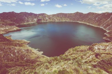 Quilotoa Gölü. Ekvador 'un Quito, Andean bölgesi yakınlarındaki Quilotoa' daki turkuaz volkan kraterinin panoraması..