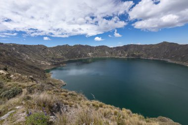 Quilotoa Gölü. Ekvador 'un Quito, Andean bölgesi yakınlarındaki Quilotoa' daki turkuaz volkan kraterinin panoraması..