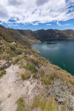 Quilotoa Gölü. Ekvador 'un Quito, Andean bölgesi yakınlarındaki Quilotoa' daki turkuaz volkan kraterinin panoraması..