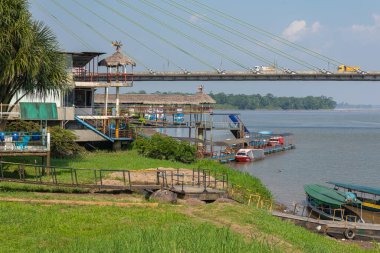 Napo Nehri üzerindeki El Coca köprüsünün manzarası. Puerto Francisco de Orellana. Ekvador 'da. Amazon. Güney Amerika. 