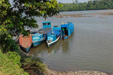 Napo Nehri üzerindeki El Coca köprüsünün manzarası. Puerto Francisco de Orellana. Ekvador 'da. Amazon. Güney Amerika. 