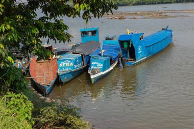 Napo Nehri üzerindeki El Coca köprüsünün manzarası. Puerto Francisco de Orellana. Ekvador 'da. Amazon. Güney Amerika. 