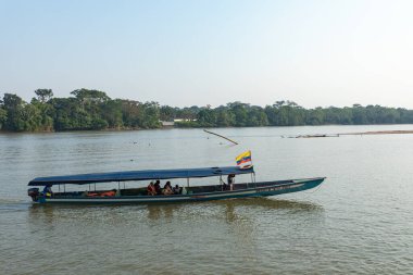 Napo Nehri üzerindeki El Coca köprüsünün manzarası. Puerto Francisco de Orellana. Ekvador 'da. Amazon. Güney Amerika. 