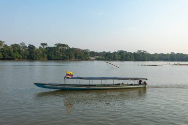 Napo Nehri üzerindeki El Coca köprüsünün manzarası. Puerto Francisco de Orellana. Ekvador 'da. Amazon. Güney Amerika. 