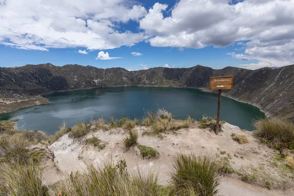 基卢图阿湖厄瓜多尔安第斯地区基多附近Quilotoa绿松石火山火山口泻湖全景 — 图库照片
