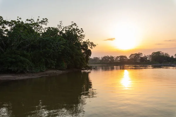 Amazonský Deštný Prales Západ Slunce Během Výletu Lodí Odrazem Stromů — Stock fotografie