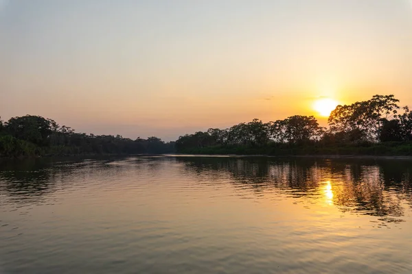 Atardecer Selva Amazónica Durante Viaje Barco Con Reflejo Los Árboles —  Fotos de Stock