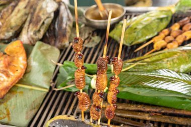 Porto Francisco de Orellana 'daki geleneksel gıda pazarında yenilebilir palmiye buğday biti larvaları (Rhynchophorus phoenicis). Ekvador 'da. Amazon.
