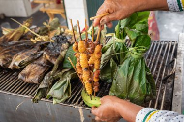 Porto Francisco de Orellana 'daki geleneksel gıda pazarında yenilebilir palmiye buğday biti larvaları (Rhynchophorus phoenicis). Ekvador 'da. Amazon.
