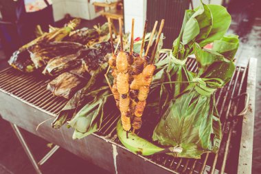 Porto Francisco de Orellana 'daki geleneksel gıda pazarında yenilebilir palmiye buğday biti larvaları (Rhynchophorus phoenicis). Ekvador 'da. Amazon.
