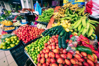 Geleneksel Ekvador gıda pazarı Cuenca, Ekvador, Güney Amerika 'da tarım ürünleri ve diğer gıda ürünleri satıyor.. 