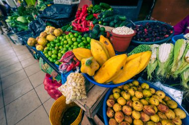 Geleneksel Ekvador gıda pazarı Cuenca, Ekvador, Güney Amerika 'da tarım ürünleri ve diğer gıda ürünleri satıyor.. 