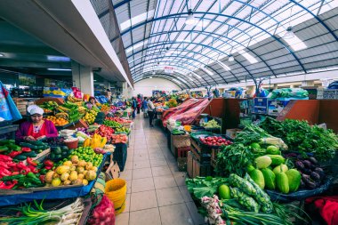 Geleneksel Ekvador gıda pazarı Cuenca, Ekvador, Güney Amerika 'da tarım ürünleri ve diğer gıda ürünleri satıyor.. 
