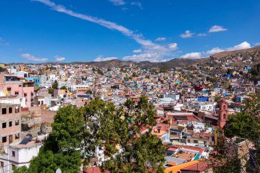 Guanajuato Şehri tarihi merkezi. Yamaçta renkli evler inşa edildi. Guanajuato Eyaleti, Meksika.