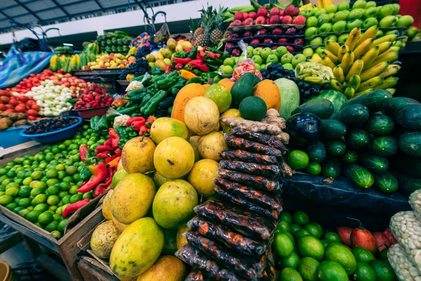 在南美洲厄瓜多尔昆卡销售农产品和其他食品的传统普埃布拉食品市场 — 图库照片