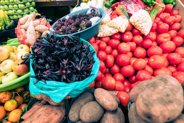 Mercado Alimentario Tradicional Ecuatoriano Que Vende Productos Agrícolas Otros Alimentos —  Fotos de Stock